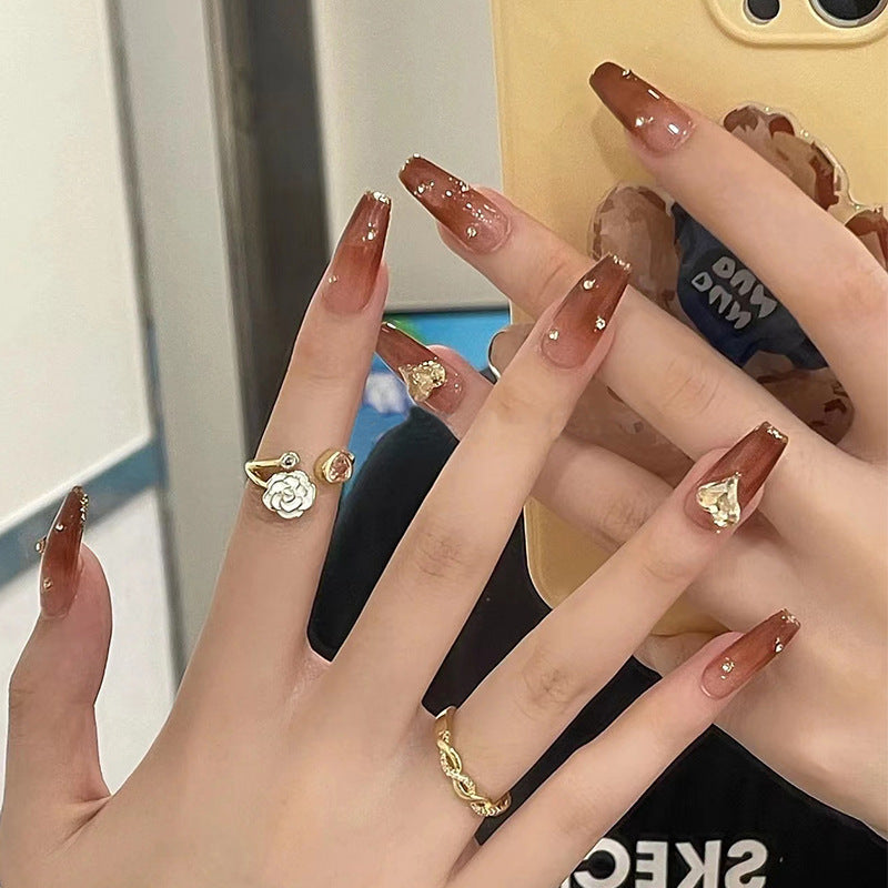 Glamouröse Kunstnägel mit funkelnden Akzenten Brehn