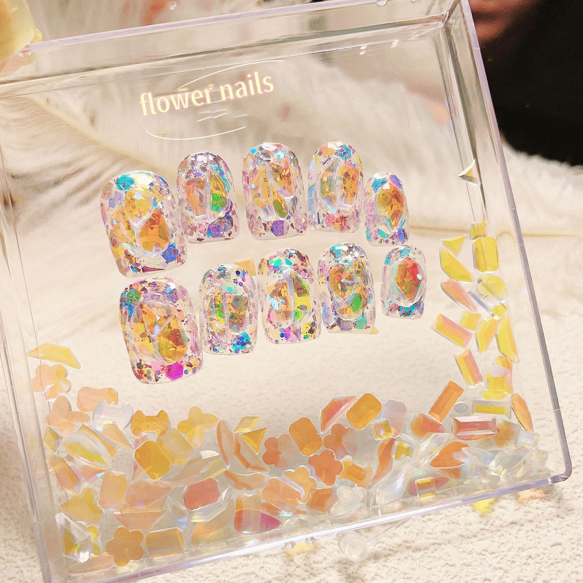 Kunstvolle Nagelspitzen mit Glitzerakzenten Brehn