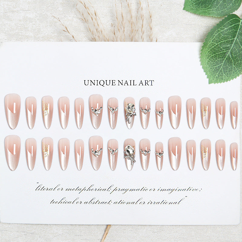 Kunstnagelset mit eleganten Kristallverzierungen und Ombre-Effekt Brehn