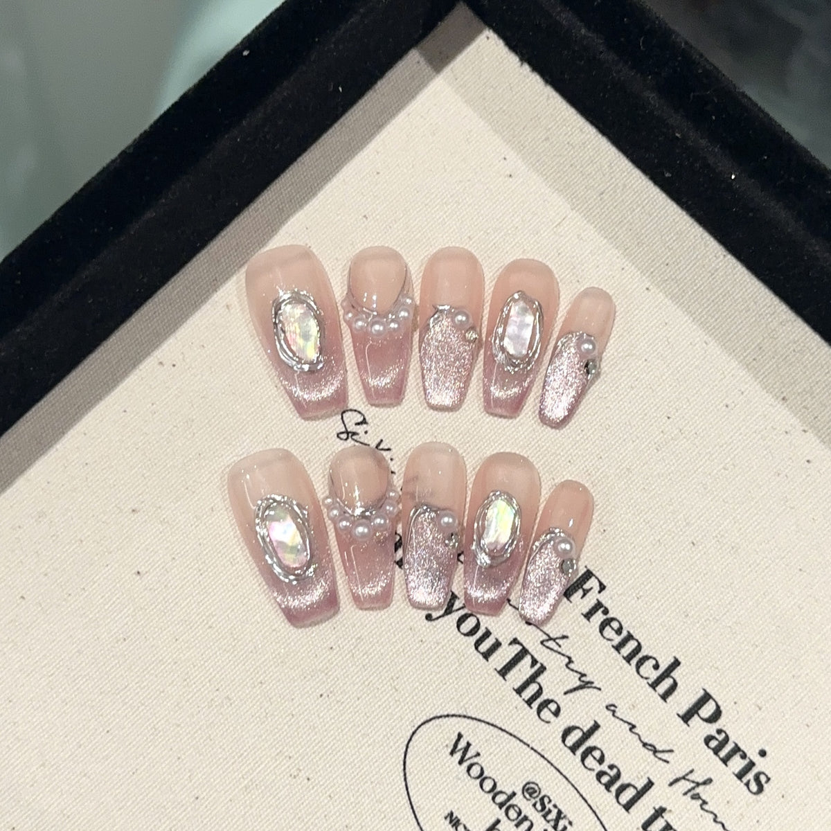 Elegantes Perlen- und Kristallverziertes Press-On-Nagel-Set
