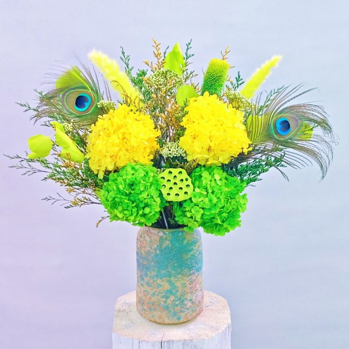 Lebhaftes Blumenarrangement als Mittelpunkt