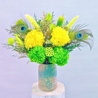 Lebhaftes Blumenarrangement als Mittelpunkt