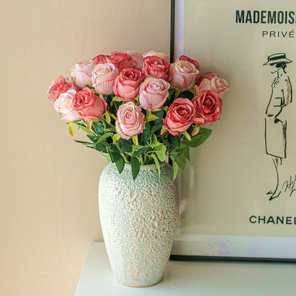 Lebensechte Rosenblumenarrangement