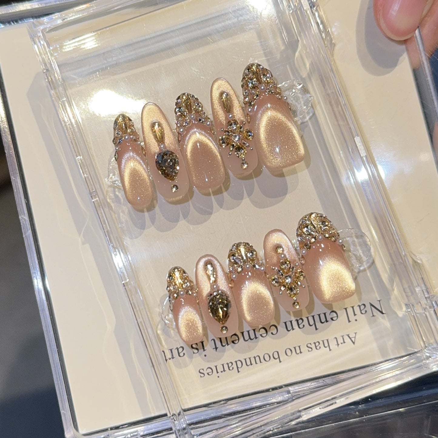 Glamouröse Kunstnägel mit Glitzerdetails Brehn