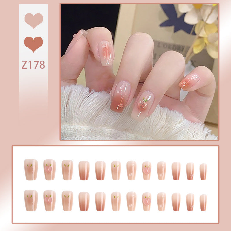 Kunstnagelset mit eleganten Glitzerverzierungen und schimmernden Akzenten Brehn