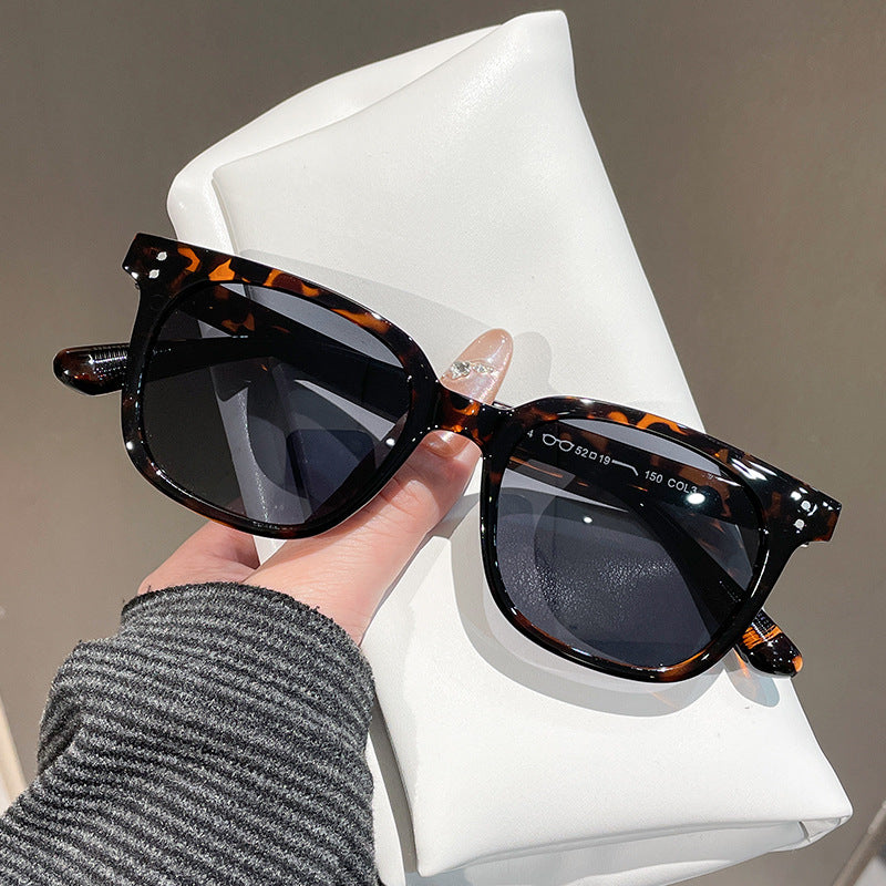 Damen modische Sonnenbrille im eleganten Design mit robustem Rahmen Brehn