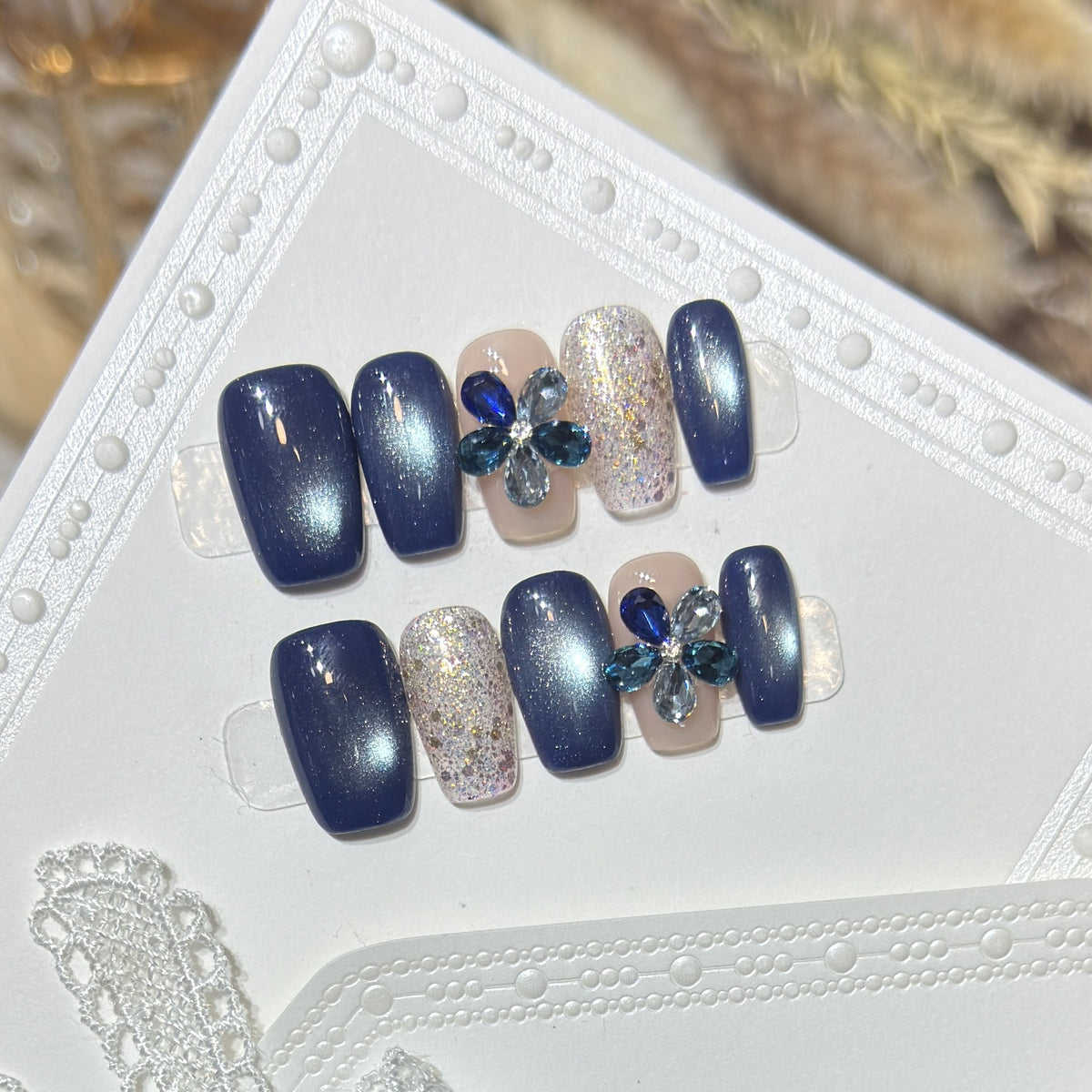 Elegantes florales Press-On-Nagel-Set mit Edelsteinakzenten Brehn