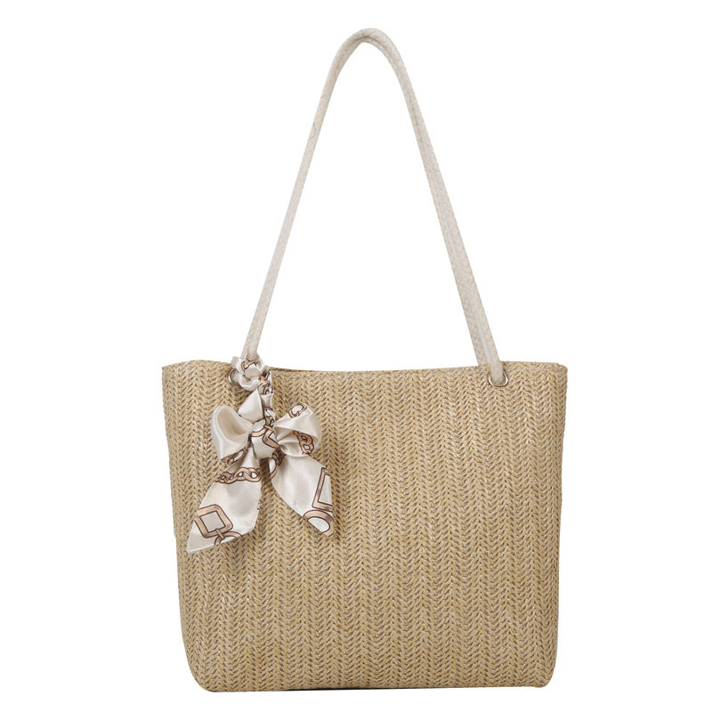 Geflochtene Strohtasche mit dekorativem Schal