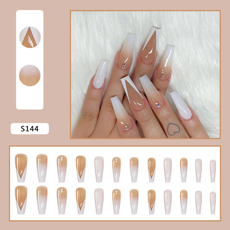 Elegante Kunstnagelspitzen mit eleganten Konturen Brehn