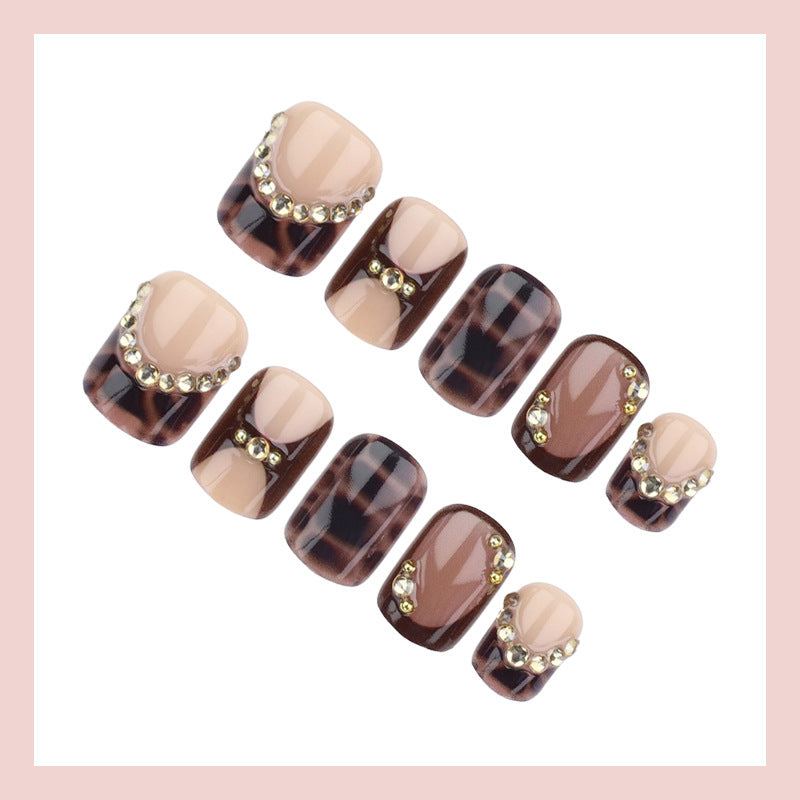 Kunstnagelset mit glamourösen Akzenten und edlem Design Brehn