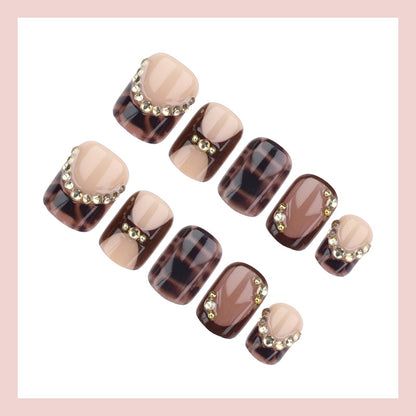 Kunstnagelset mit glamourösen Akzenten und edlem Design Brehn