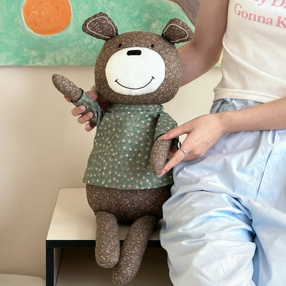 Großer Kuschel-Teddybär aus Baumwollstoff mit floralem Hemd handgenäht