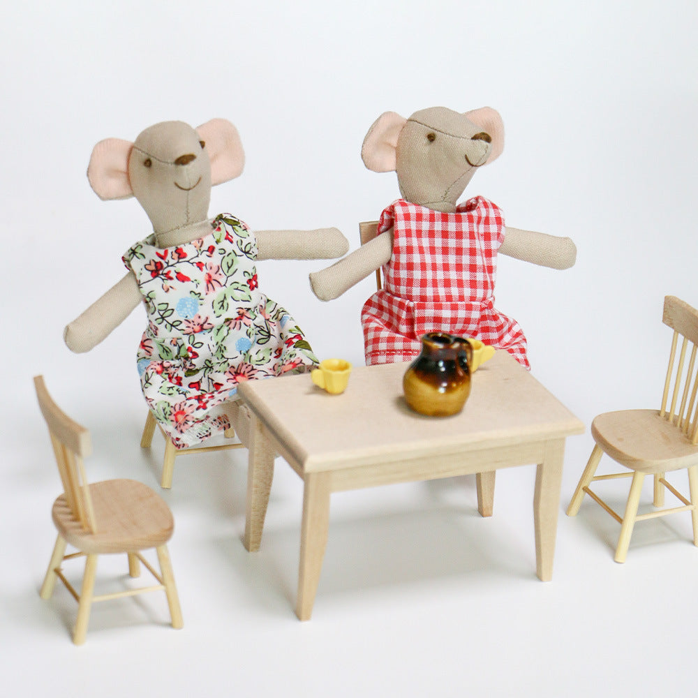 Handgemachte Leinenmaus Puppe mit abnehmbarem Karodress