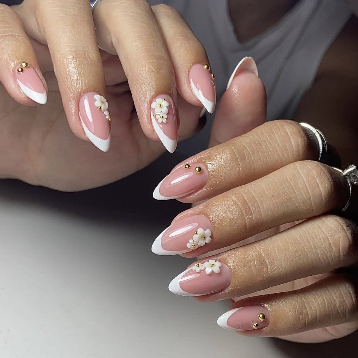 Kunstnagelset mit eleganten Blütenakzenten und Glitzer Brehn
