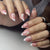 Kunstnagelset mit eleganten Blütenakzenten und Glitzer Brehn