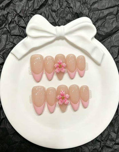 Dekoratives Press-On Nagelkunst-Set mit floralen und verspielten Designs