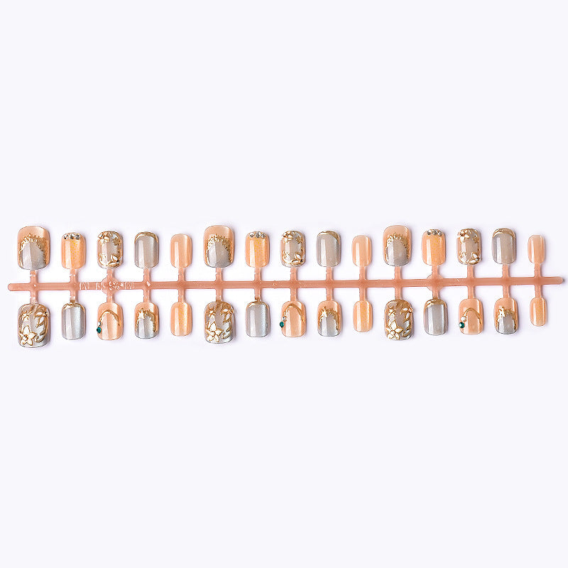 Dekoratives Press-On-Nagelkunst-Set mit eleganten floralen Verzierungen Brehn
