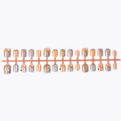 Dekoratives Press-On-Nagelkunst-Set mit eleganten floralen Verzierungen Brehn
