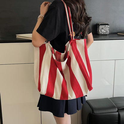 Geräumige gestreifte Strandtasche