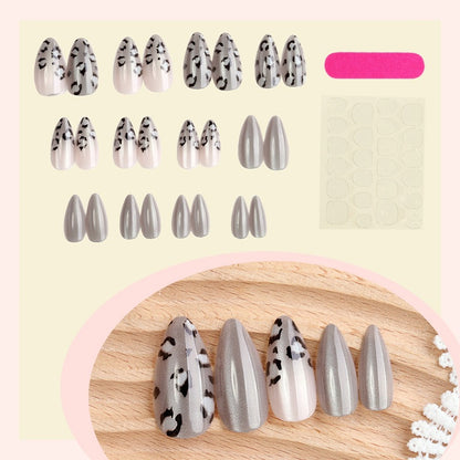 Kunstnagelset mit modischen Leomuster und eleganten Grautönen Brehn