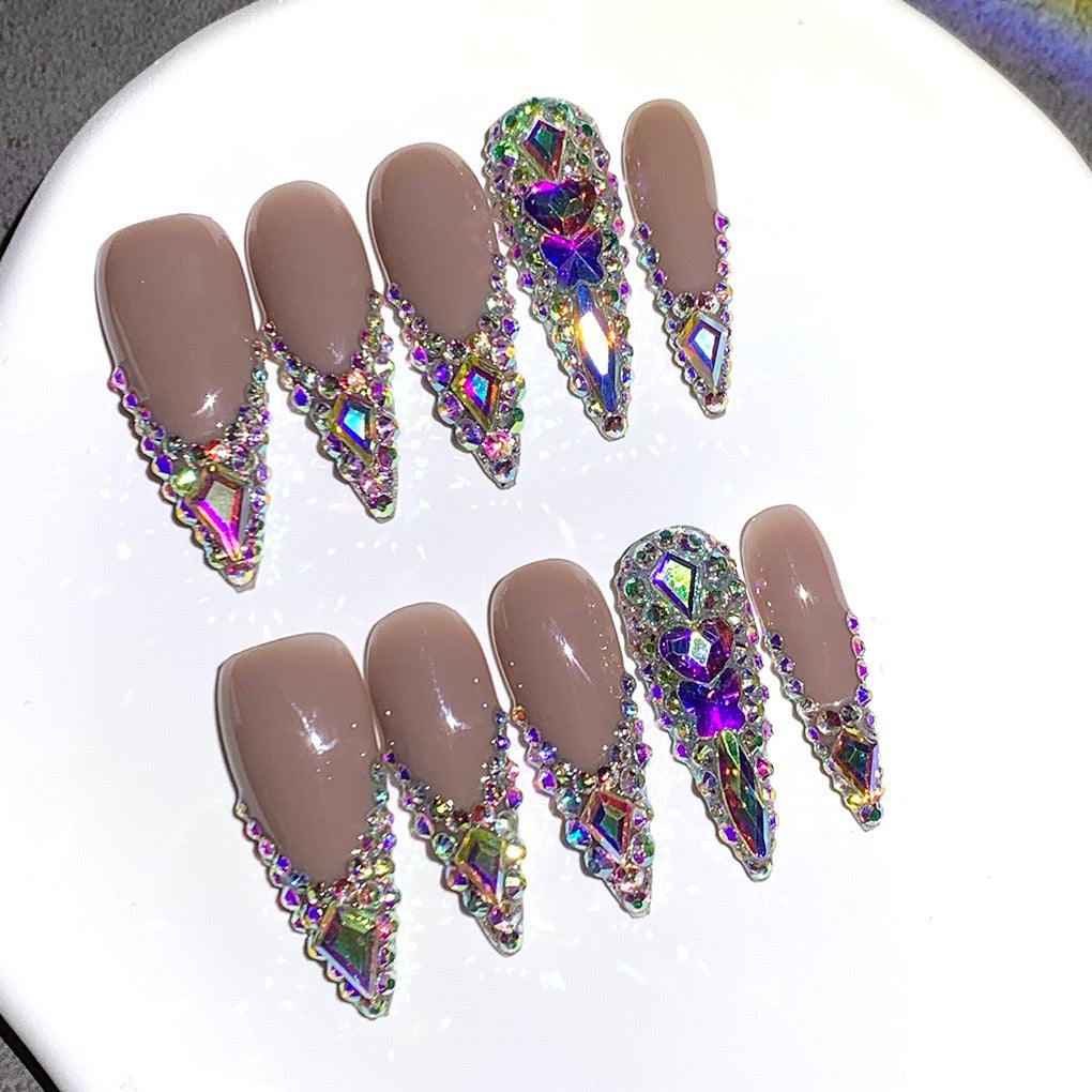 Glamouröse mit Strass verzierten Stiletto-Nagelverlängerungen Brehn
