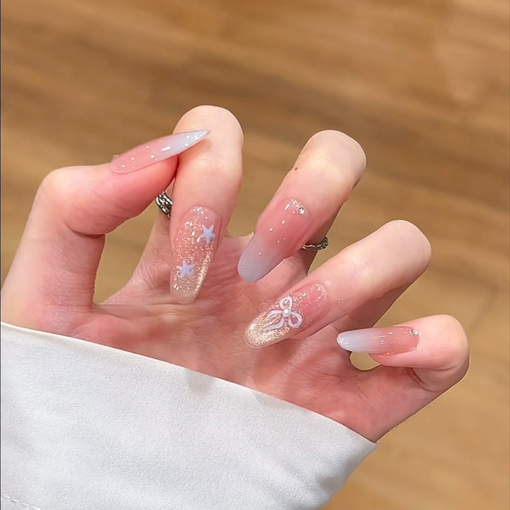 Künstlerisches Press-On-Nagelset mit floralen und glänzenden Akzenten Brehn