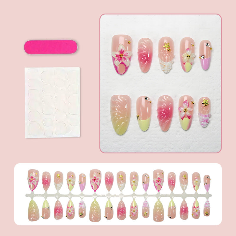 Kunstnagelset mit floralen Akzenten und glamourösen Details Brehn