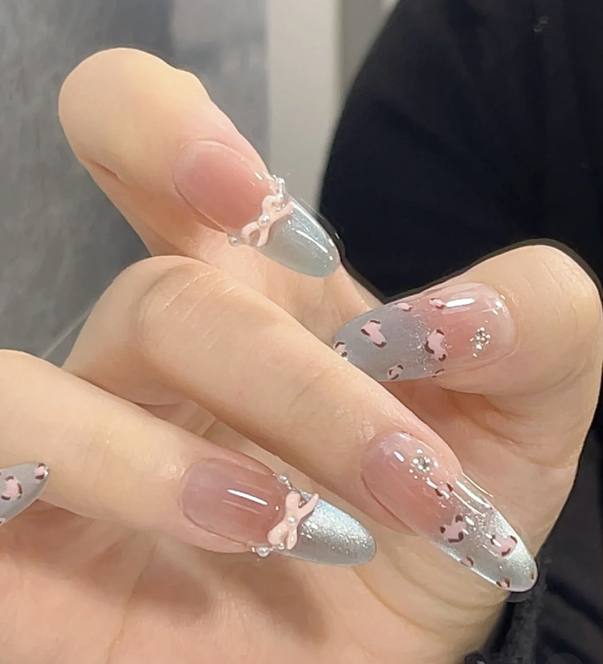 Künstlerisches Press-On-Nagelset mit floralen und glänzenden Akzenten Brehn