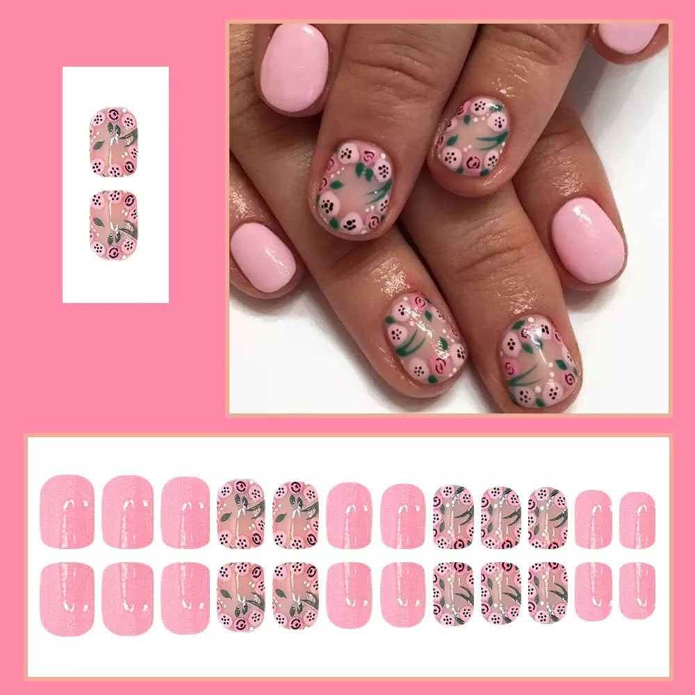 Kunstnagelset mit verspielten Blumenmotiven Brehn