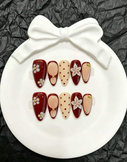 Dekorativer Press-On Fingernagelset mit floralem und grafischem Design