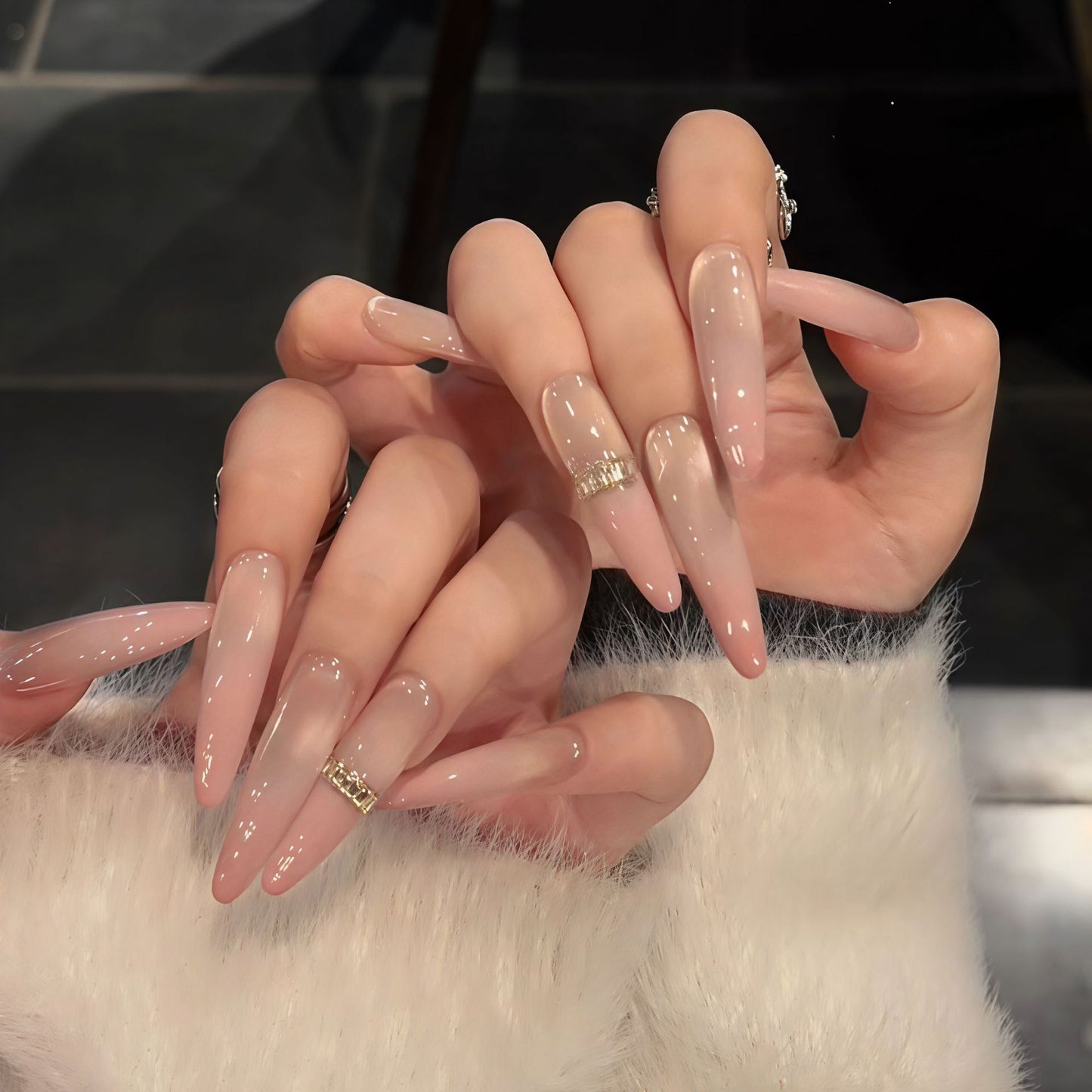 Glamouröse Kunstnägel mit Eleganter Glitzer- und Strass-Applikation Brehn