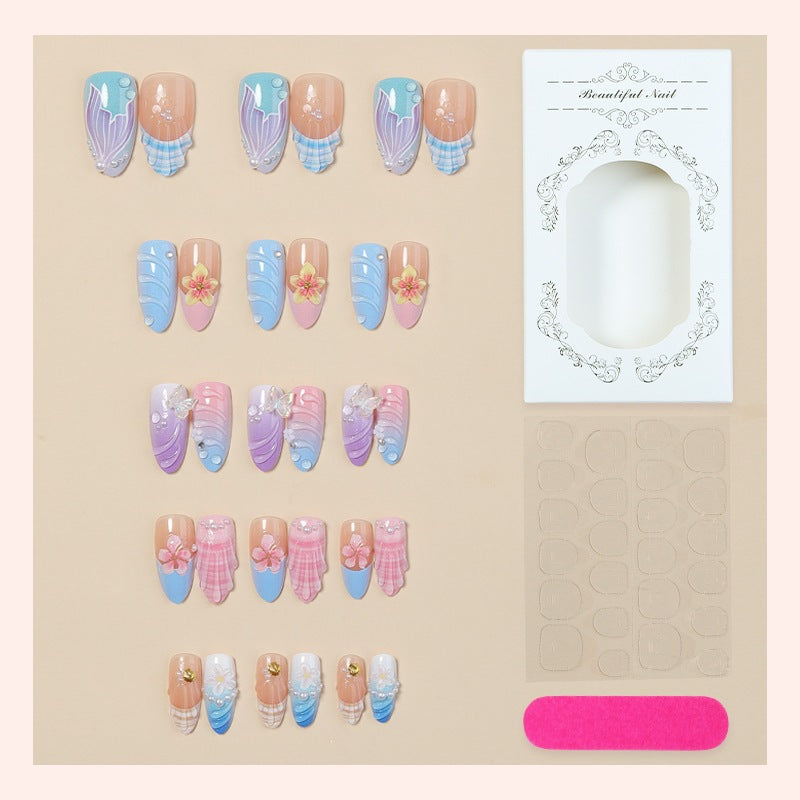 Kreatives Kunstnagelset mit floralen und farbenfrohen Akzenten Brehn