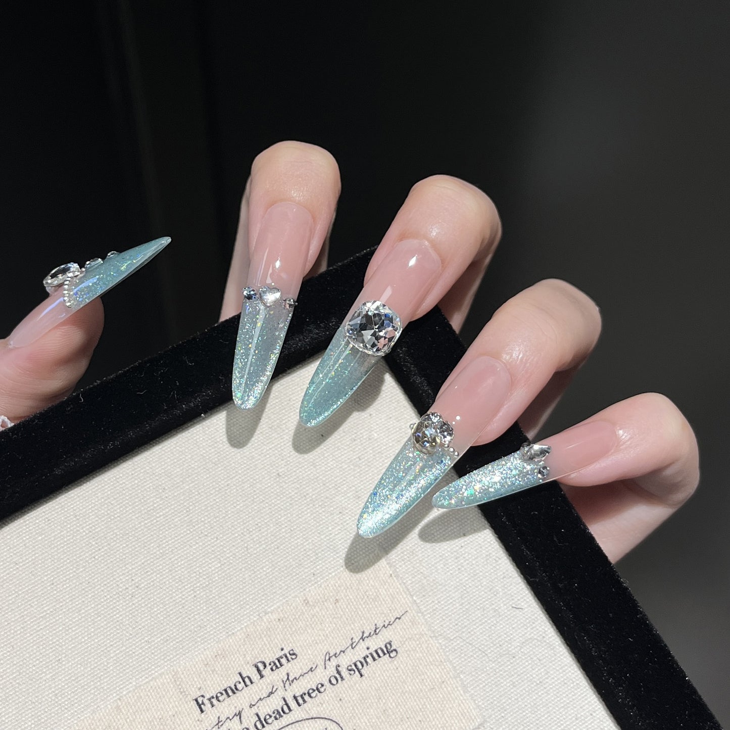 Glamouröse kristallverzierte Stiletto Press-On-Nagelerweiterungen Brehn