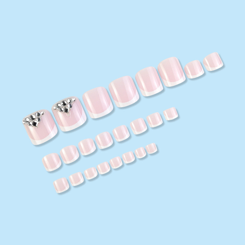 Fußnagelkunstset mit eleganten French-Spitzen und funkelnden Strassdetails Brehn