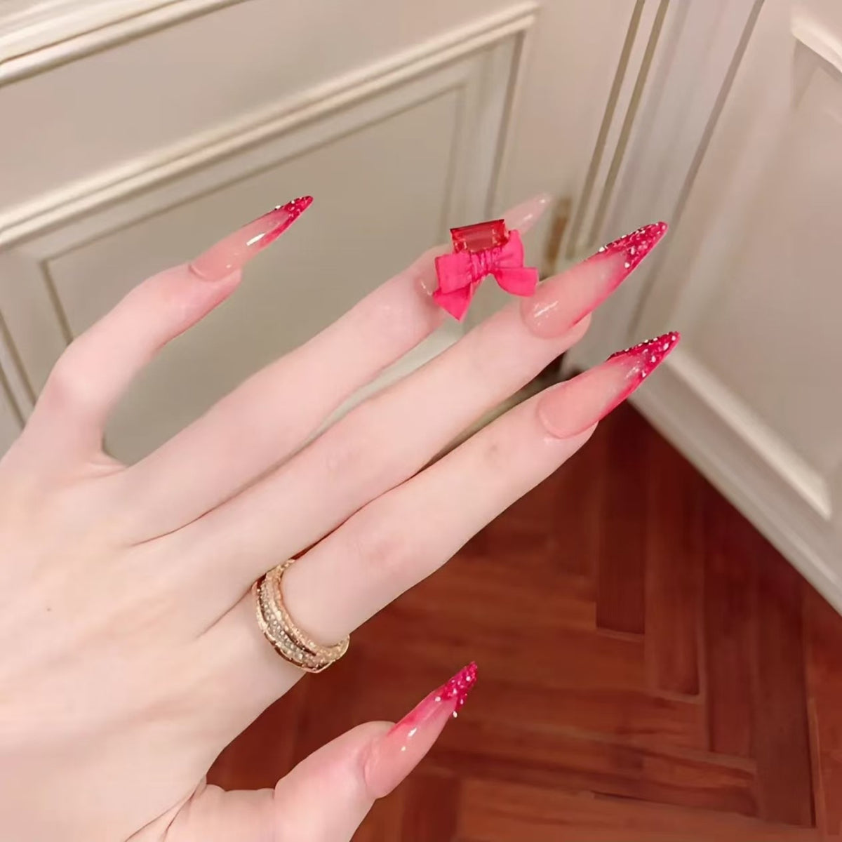 Elegante Stiletto-Nagelverlängerungen mit Strassakzenten