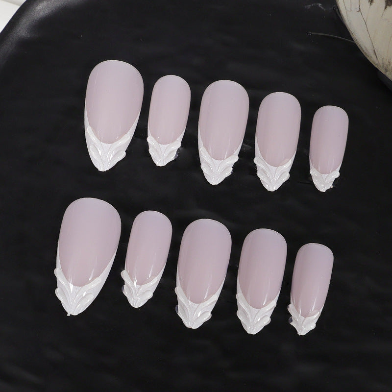 Kunstnagelset mit eleganten Spitzen und dezenten Verzierungen Brehn