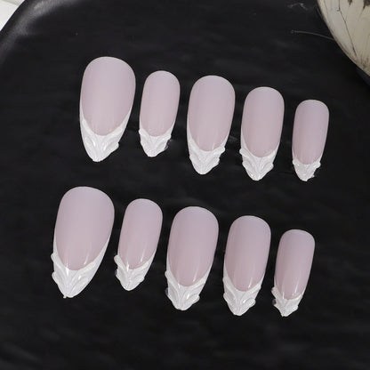 Kunstnagelset mit eleganten Spitzen und dezenten Verzierungen Brehn