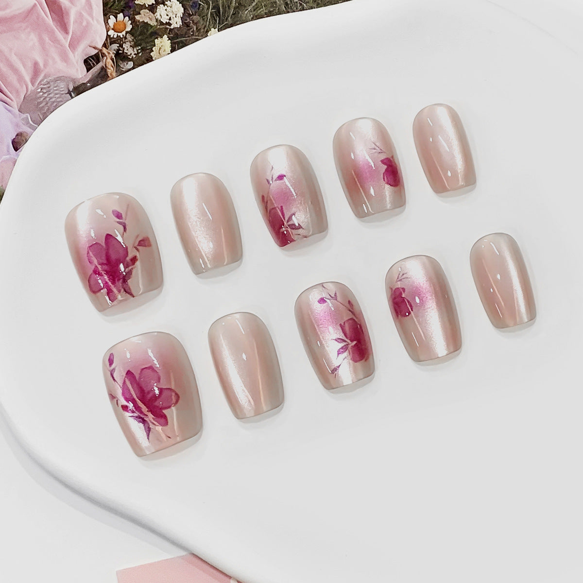 Künstliche Nagelspitzen mit floralen Akzenten Brehn
