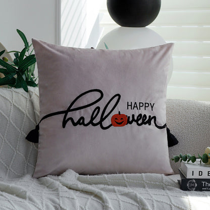 Quadratischer dekorativer Kissenbezug mit besticktem Happy‑Halloween‑Schriftzug, Kürbis‑Applikation und Quasten Brehn