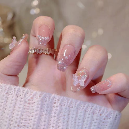 Glamouröse Kunstfingernägel mit Herz- und Glitzerdetails Brehn