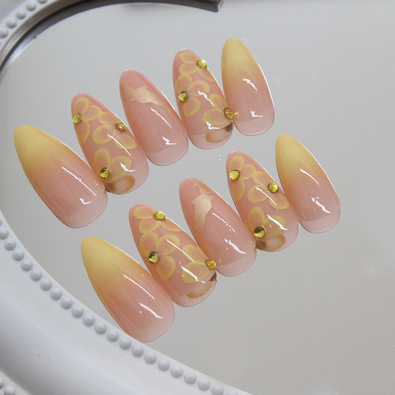 Kunstnagelset mit filigranen Blütenverzierungen und elegantem Glanz Brehn