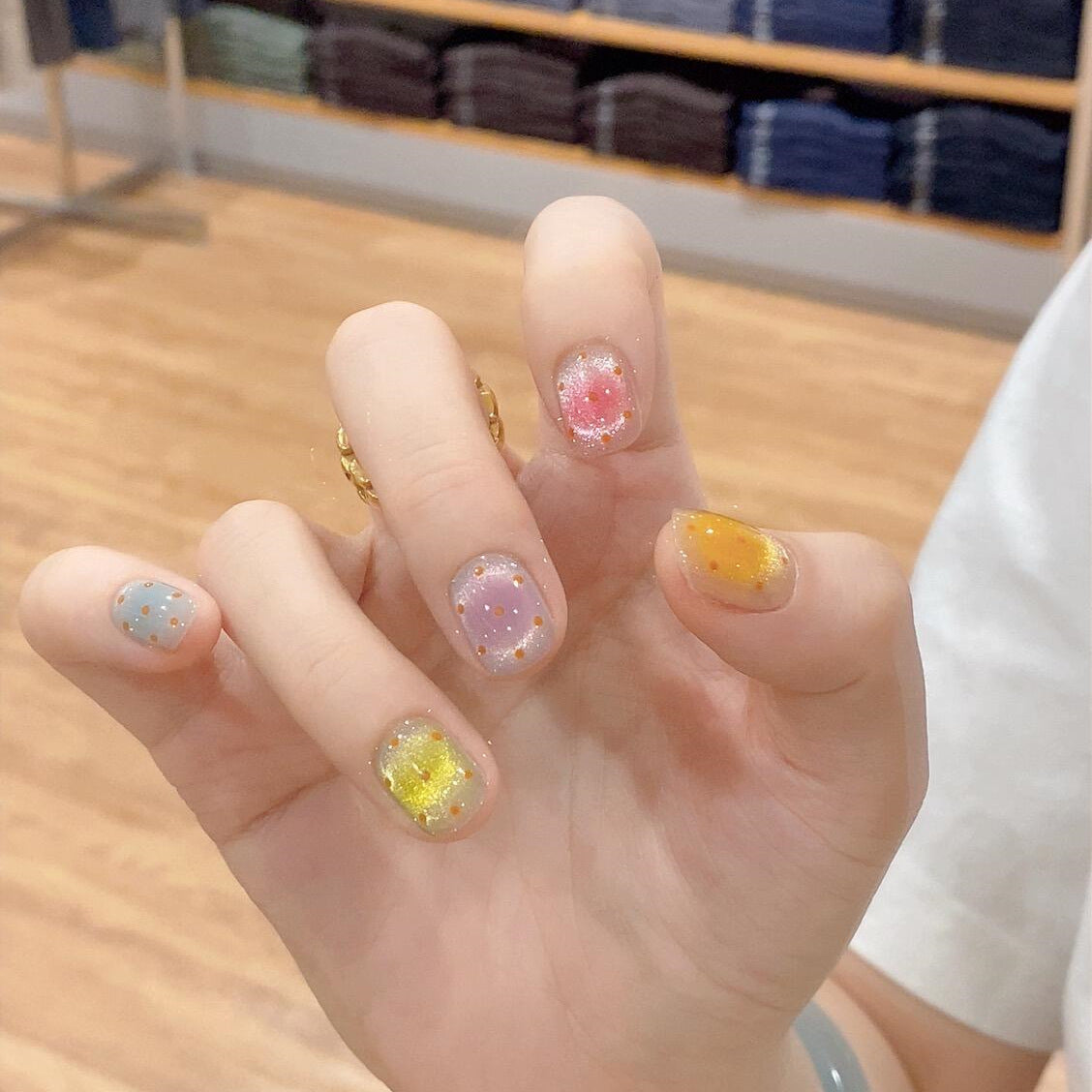 Glitzernde Kunstnagelspitzen Im Fröhlichen Design Brehn