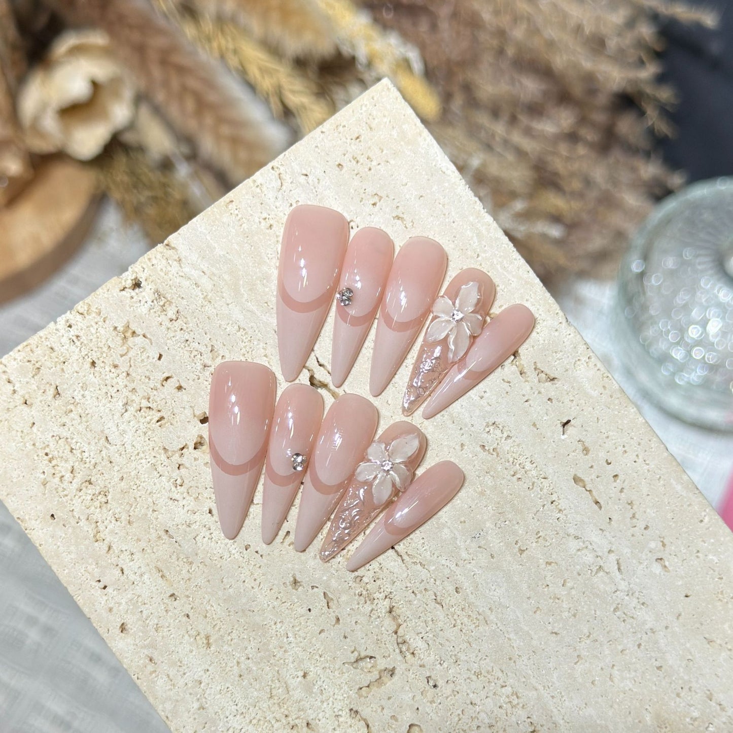 Elegantes Stiletto Press-On Nagelkunstset mit floralen Akzenten Brehn