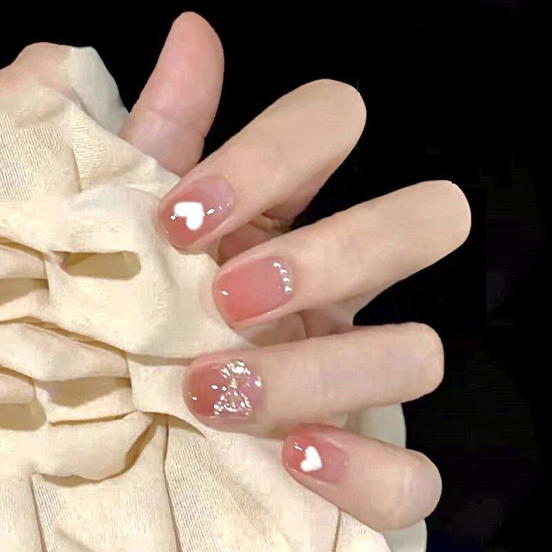 Kreatives Kunstnagelset mit Glitzer- und eleganten Muster Akzenten Brehn