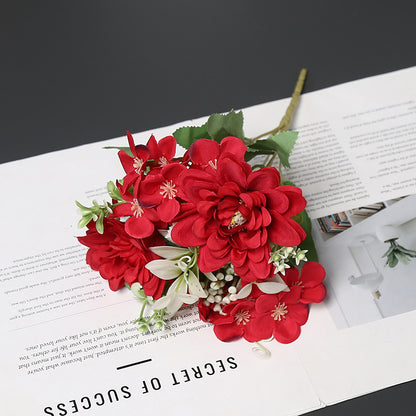 Eleganter synthetischer Blumenstrauß für die Wohnkultur