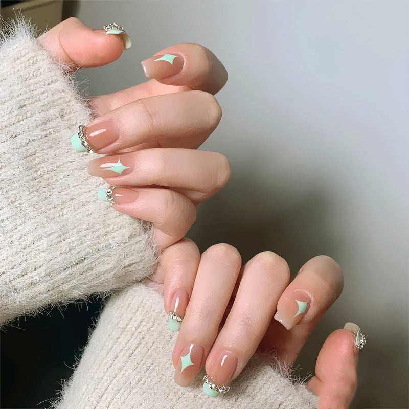 Kunstnagelset mit eleganten geometrischen Verzierungen Brehn