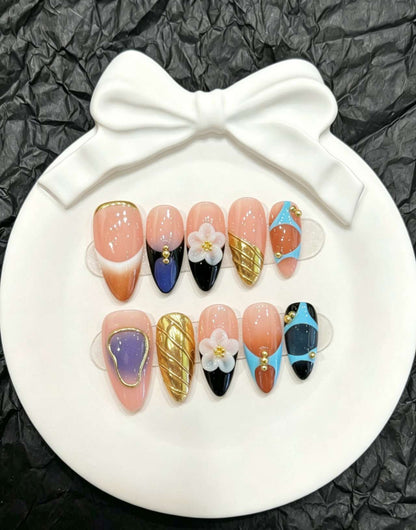 Dekoratives Press-On Nagelkunst-Set mit floralen und verspielten Designs