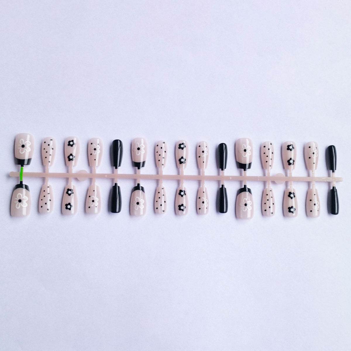Stylisches Blumen-Nagelkunst-Set