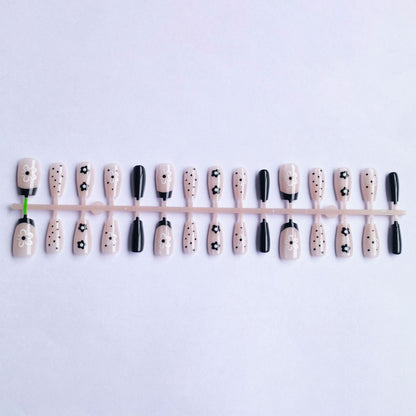 Stylisches Blumen-Nagelkunst-Set