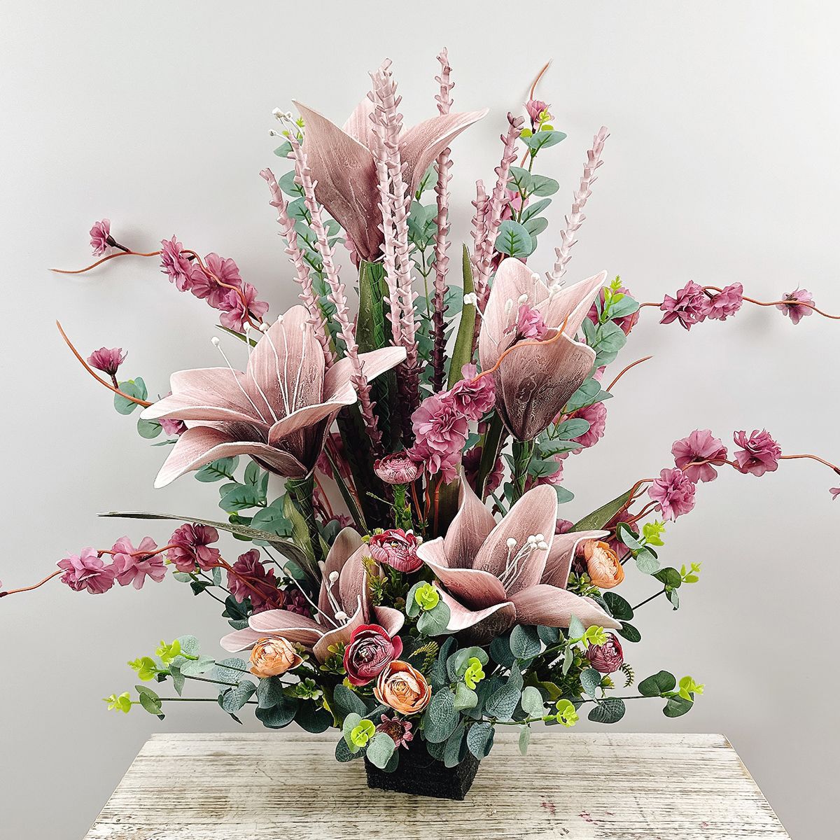 Lebensechte Blumenarrangement in dekorativer Keramikvase